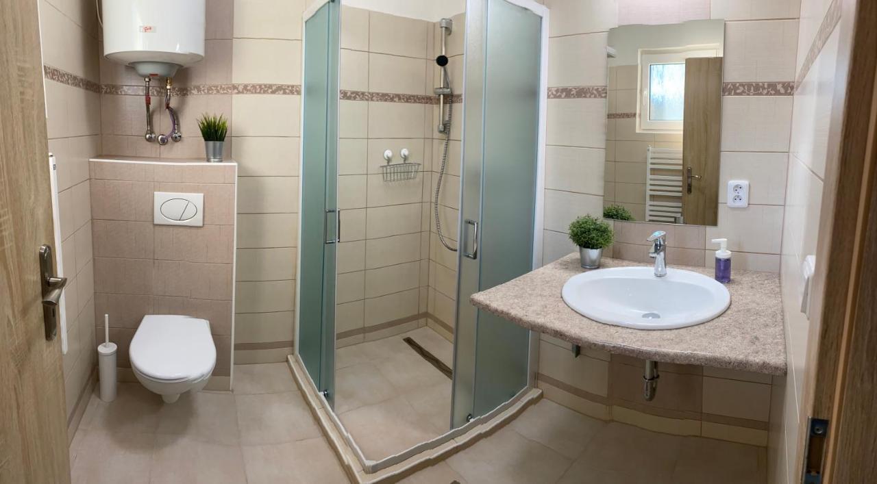 Apartmany Nad Parkem Броумов Екстер'єр фото